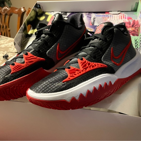 Nike Kyrie Low 4TB Men’s Shoe - Picture 2 of 6